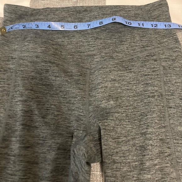 Woman’s Gaiam blk/gray quarter length soft legging size small - Picture 3 of 8